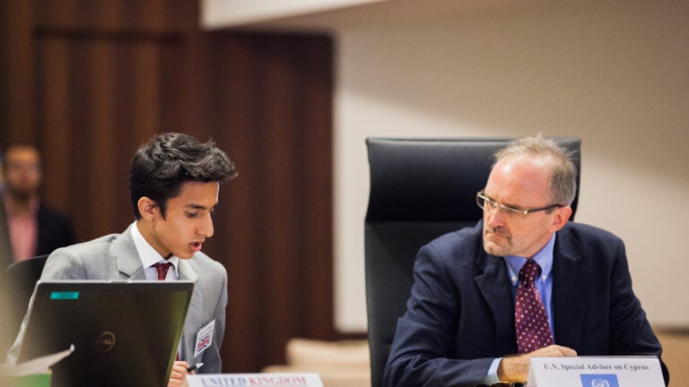 طلاب كلية الشؤون الدولية بجامعة جورجتاون في قطر يشحذون مهاراتهم الدبلوماسية من خلال محاكاة مفاوضات دولية