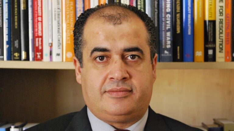 خبير في حل النزاعات من جورجتاون يتلقى جائزة في حفل تكريم الخريجين المتميزين