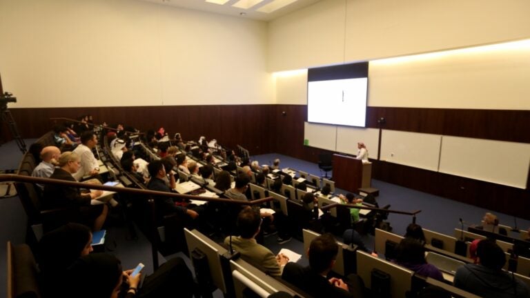 الخاطر يناقش الاقتصاد القطري في محاضرة بجامعة جورجتاون قطر