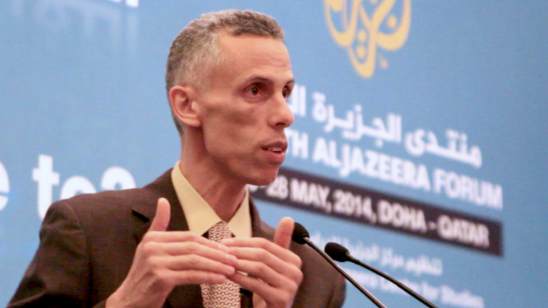 خبير إعلامي من جامعة جورجتاون قطر يلقي كلمة بمناسبة إطلاق وحدة الدراسات الإعلامية التابعة لمركز الجزيرة للدراسات