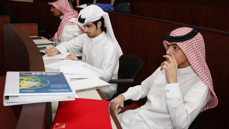 كلية الشؤون الدولية في جامعة جورجتاون في قطر تغمر طلاب المدارس الثانوية في الحياة الجامعية