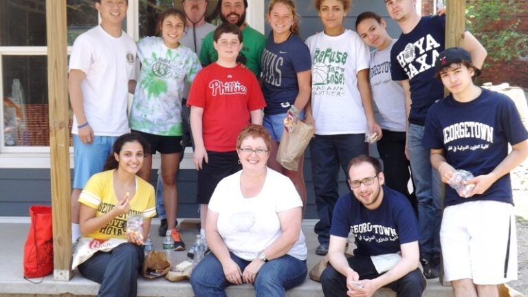 طلاب جامعة جورجتاون يساهمون في حركة العدالة الاجتماعية العالمية من خلال برنامج المشاركة المجتمعية