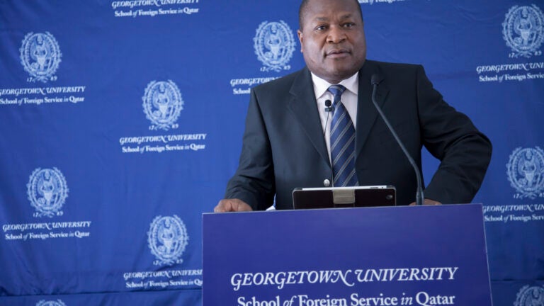 طلاب كلية الشؤون الدولية بجامعة جورجتاون في قطر يلتقون بأحد كبار الناشطين في نيجيريا