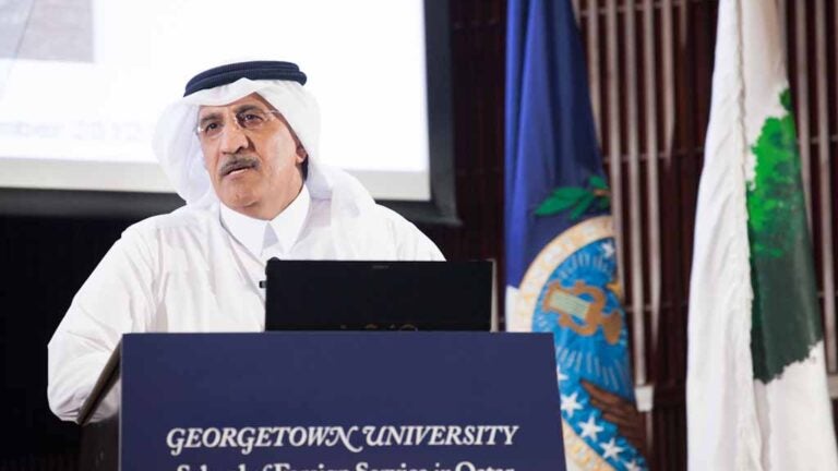 سعادة الشيخ السيد عبدالله بن محمد بن سعود آل ثاني، رئيس مجلس إدارة مجموعة كيوتل يلقي محاضرة لطلاب جامعة جورجتاون حول تأثير التكنولوجيا في مستقبل العالم العربي