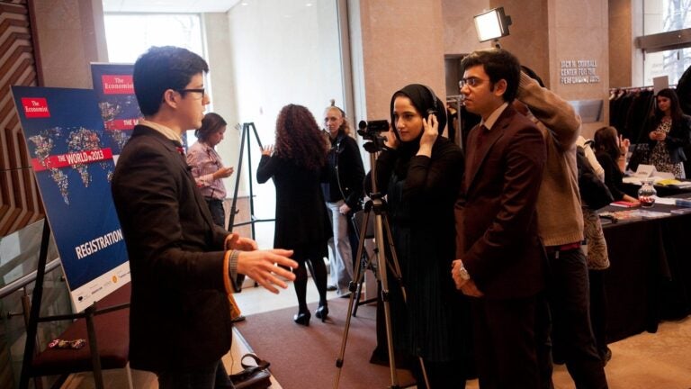 طالبة في كلية الشؤون الدولية بجامعة جورجتاون في قطر تشارك في مهرجان