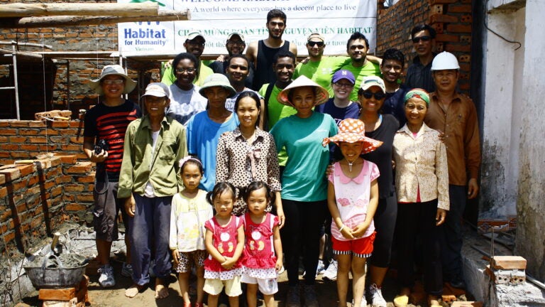 طلاب جامعة جورجتاون في قطر يتعرفون شخصياً على الواقع الاقتصادي والاجتماعي في فيتنام